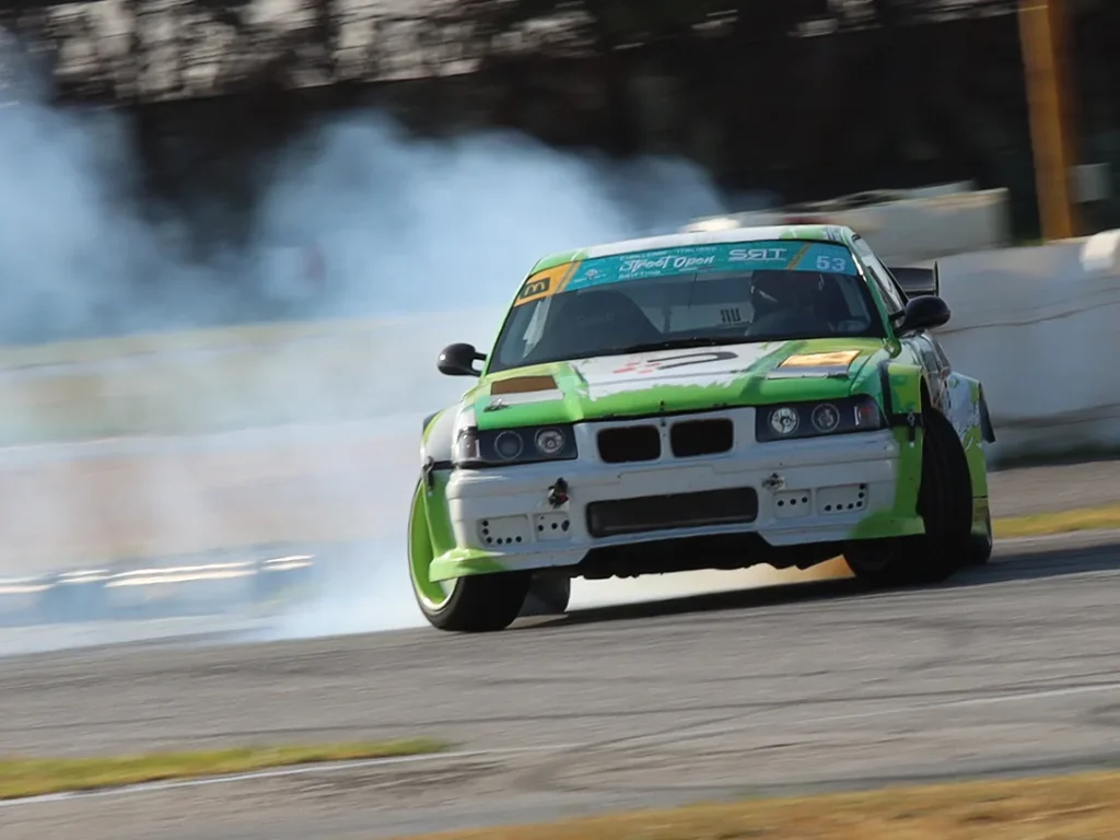 BMW Serie 3 in derapata con fumo dalle gomme sulla pista del Sele