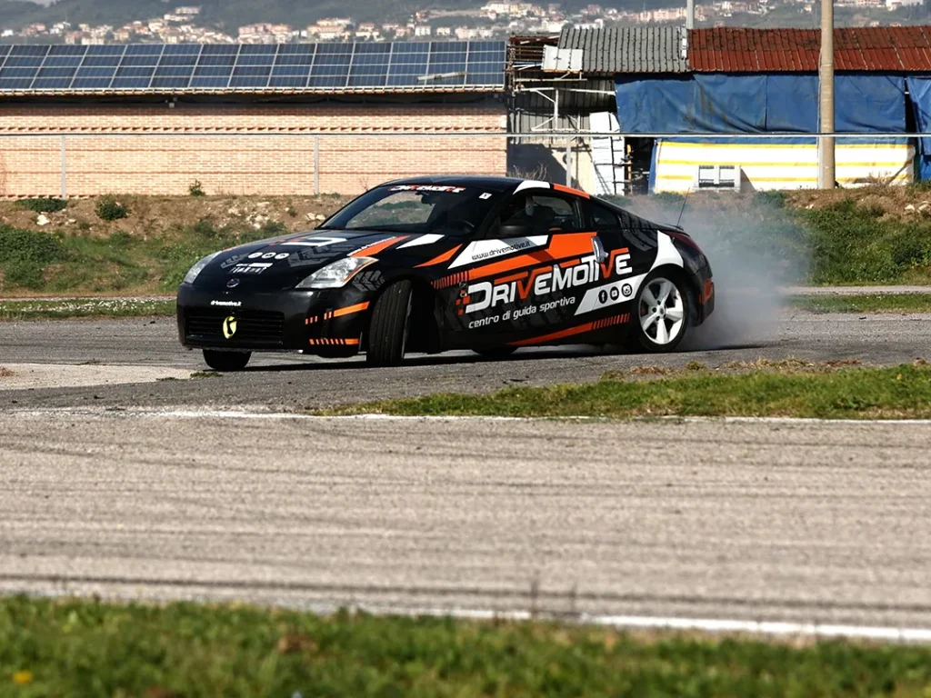 Nissan 350Z Drivemotive in power slide durante un corso di drift