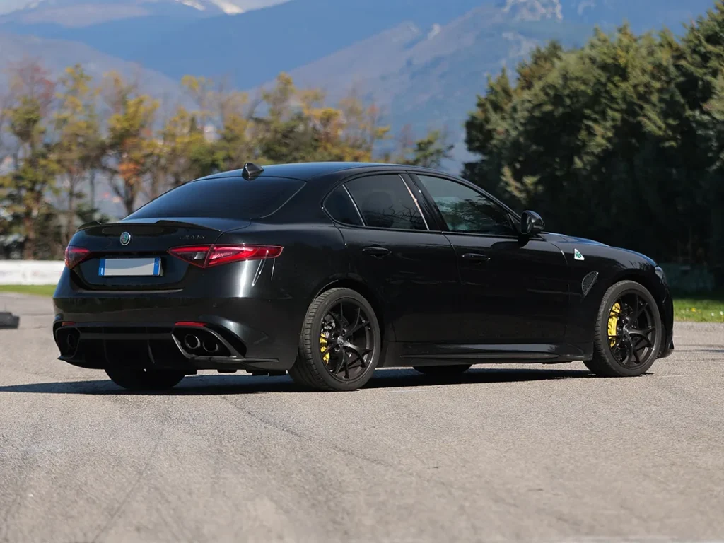 Alfa Romeo Giulia Quadrifoglio nera pronta per i giri in pista