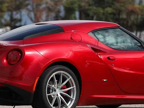 Alfa Romeo 4C rossa sulla pista del Circuito del Sele