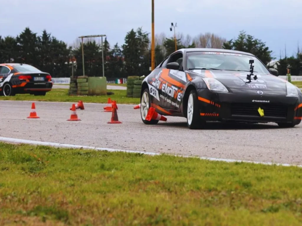 Esercizio di slalom tra i coni durante il corso di guida sicura