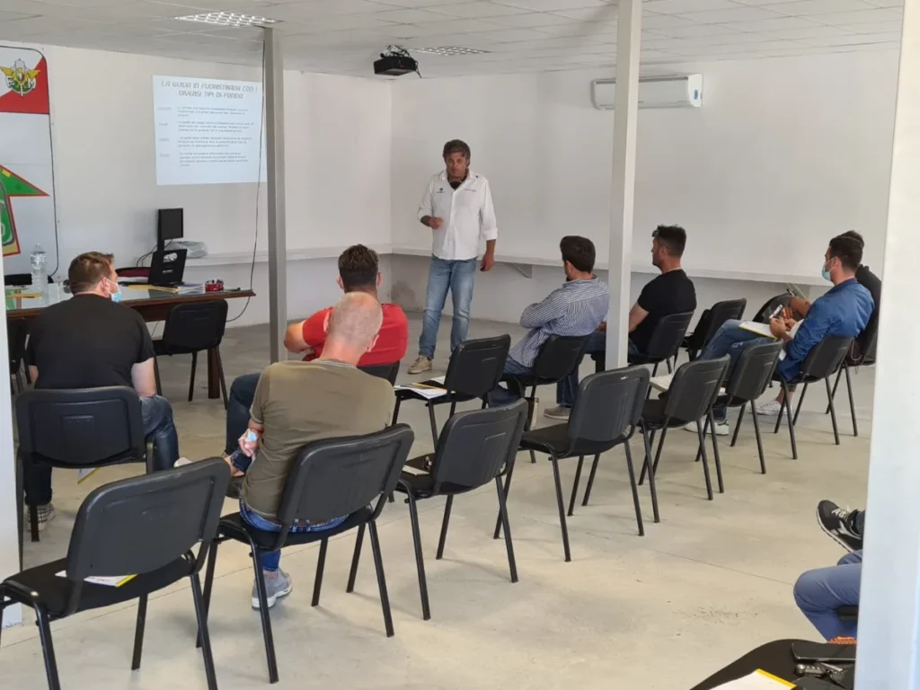 Parte teorica in aula del corso di guida sicura, con test di verifica finale